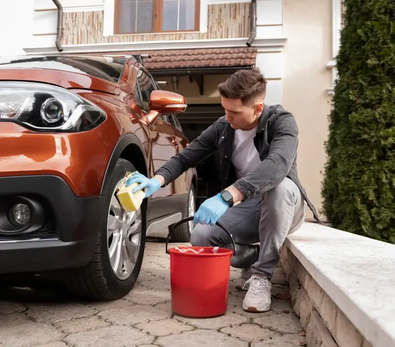 Lavage auto à domicile Meslay-du-Maine : professionnel intervenant sur un véhicule